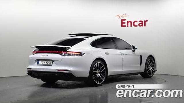 Porsche Panamera — фото 1