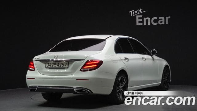 Mercedes-Benz E-Class — фото 1