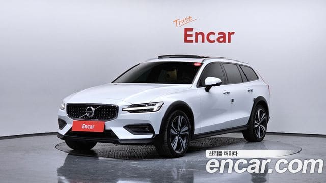 Volvo V60 Cross Country — фото 1