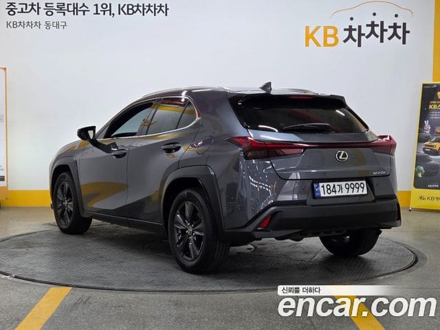 Lexus UX250h — фото 1