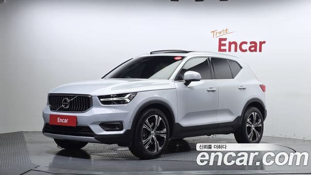 Volvo XC40 — фото 1