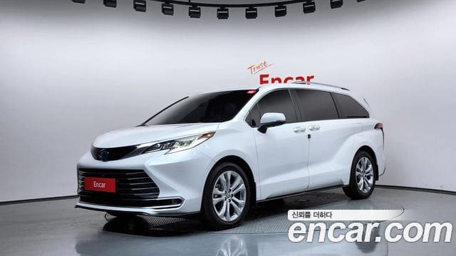 Toyota Sienna — фото 1