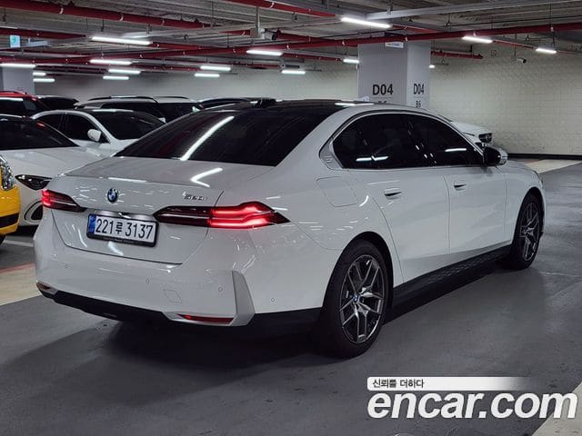 BMW 5 Series — фото 1