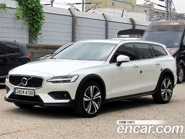Volvo V60 Cross Country — фото 1