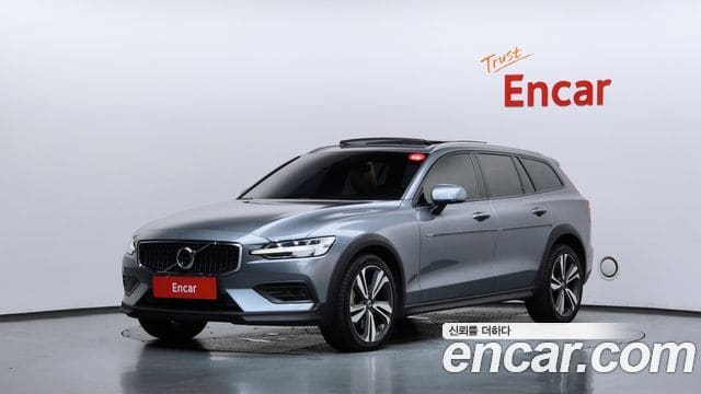 Volvo V60 Cross Country — фото 1