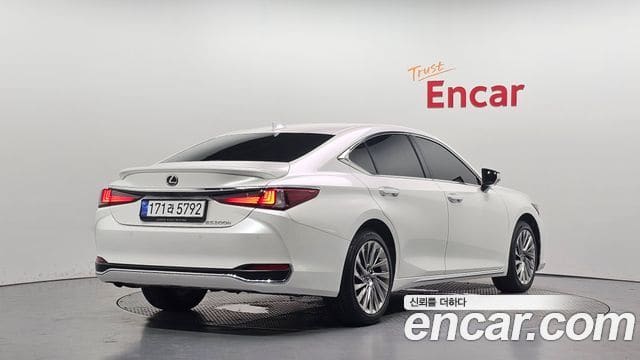 Lexus ES300h — фото 1
