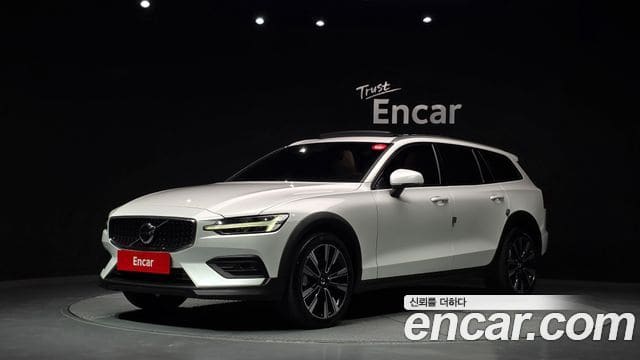 Volvo V60 Cross Country — фото 1