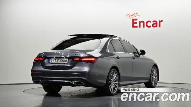 Mercedes-Benz E-Class — фото 1