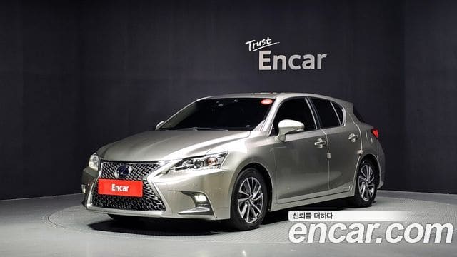 Lexus CT200h — фото 1