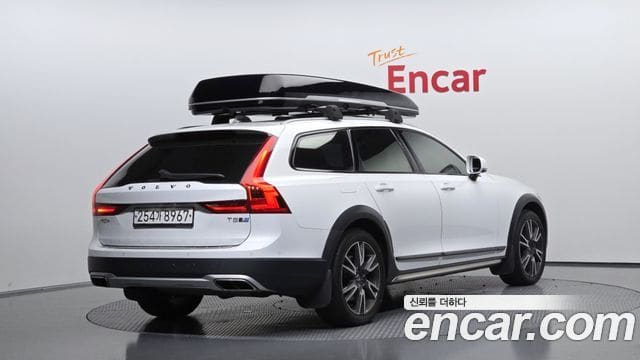 Volvo V90 Cross Country — фото 1
