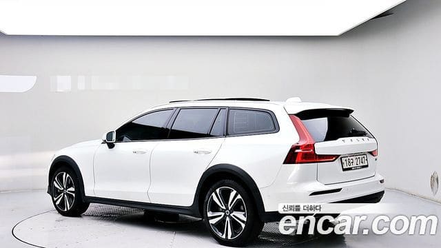 Volvo V60 Cross Country — фото 1