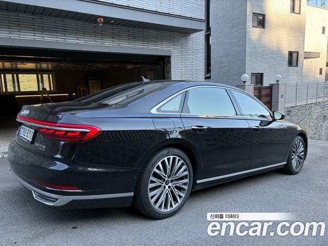Audi A8 — фото 1