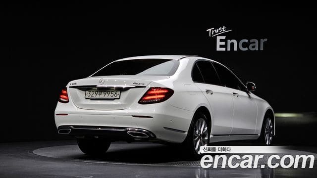 Mercedes-Benz E-Class — фото 1