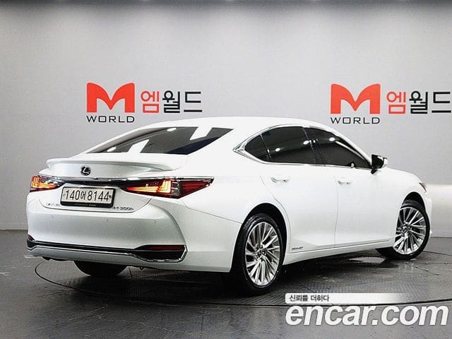 Lexus ES300h — фото 1