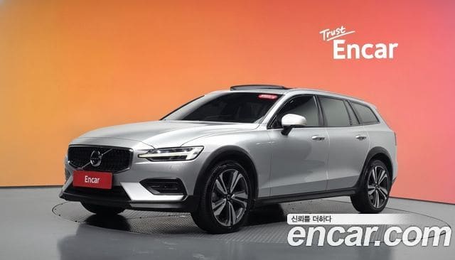 Volvo V60 Cross Country — фото 1