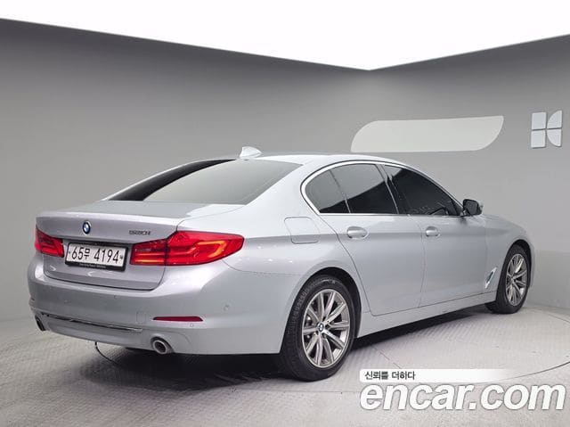BMW 5 Series — фото 1