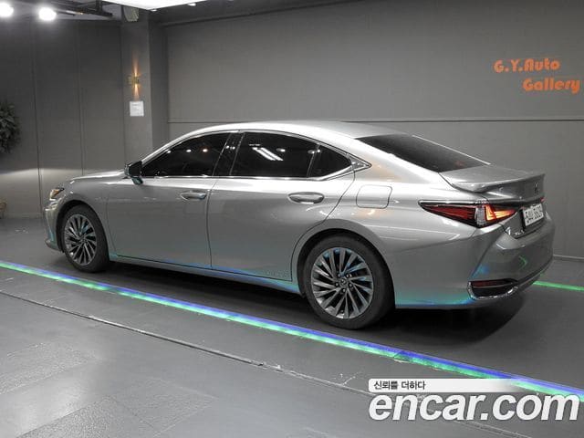 Lexus ES300h — фото 1