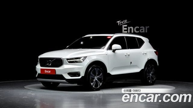 Volvo XC40 — фото 1