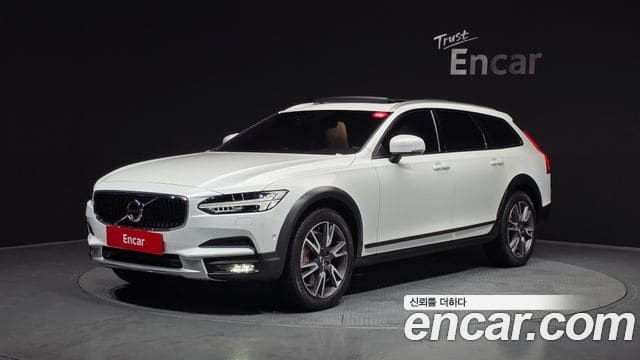 Volvo V90 Cross Country — фото 1