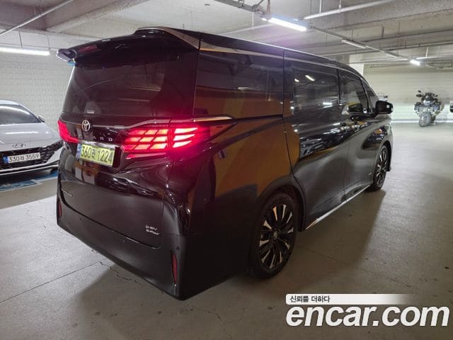 Toyota Alphard — фото 1