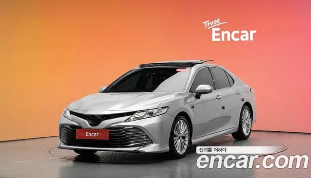Toyota Camry — фото 1