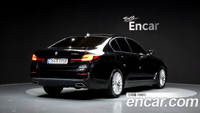 BMW 5 Series — фото 1