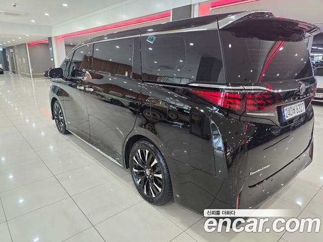 Toyota Alphard — фото 1