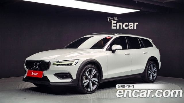 Volvo V60 Cross Country — фото 1
