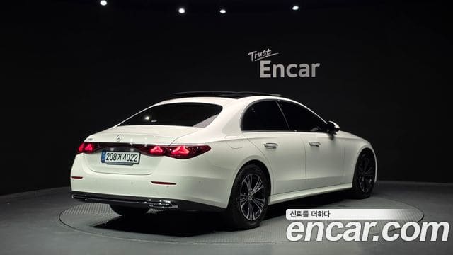 Mercedes-Benz E-Class — фото 1