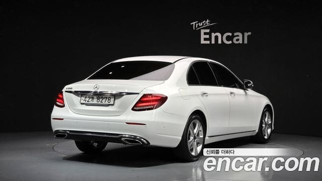 Mercedes-Benz E-Class — фото 1