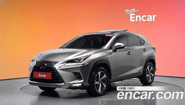 Lexus NX300h — фото 1