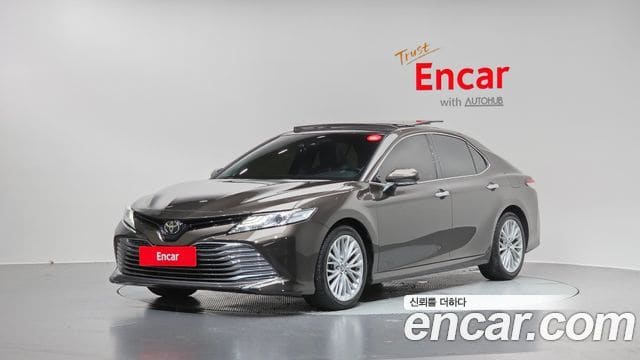 Toyota Camry — фото 1
