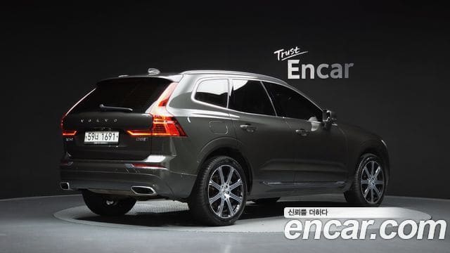 Volvo XC60 — фото 1