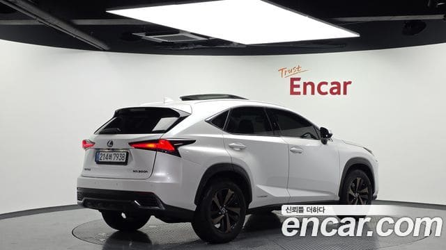Lexus NX300h — фото 1