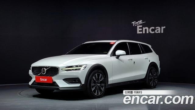 Volvo V60 Cross Country — фото 1