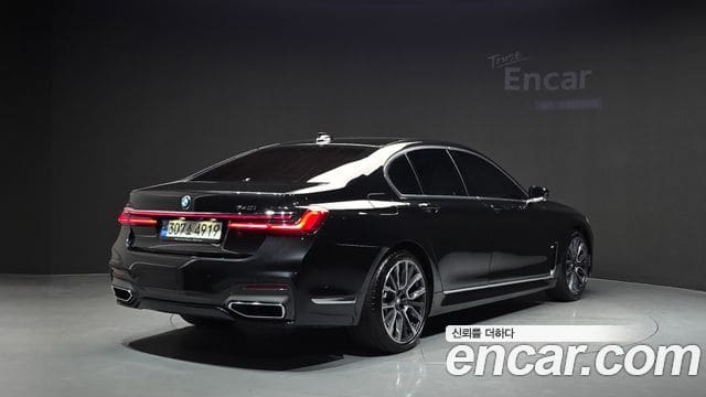 BMW 7 Series — фото 1