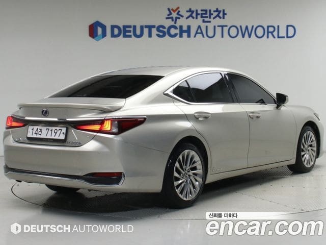 Lexus ES300h — фото 1