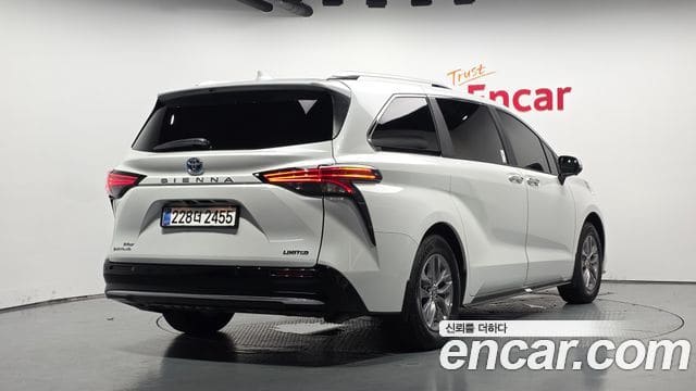 Toyota Sienna — фото 1