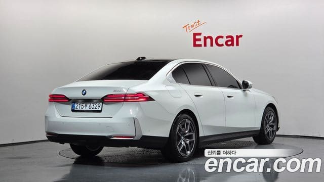 BMW 5 Series — фото 1