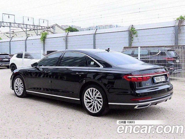 Audi A8 — фото 1
