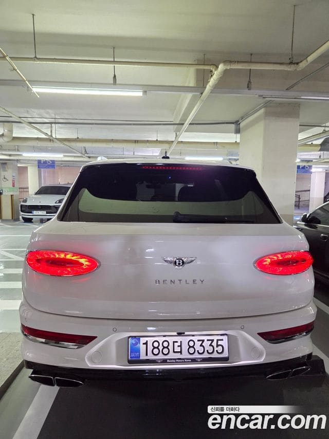 Bentley Bentayga — фото 1
