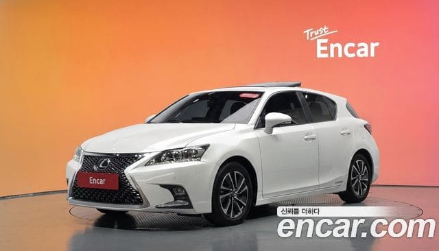 Lexus CT200h — фото 1