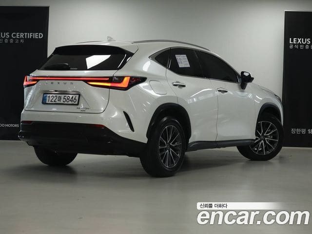 Lexus NX450h+ — фото 1