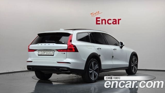 Volvo V60 Cross Country — фото 1