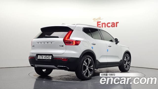 Volvo XC40 — фото 1