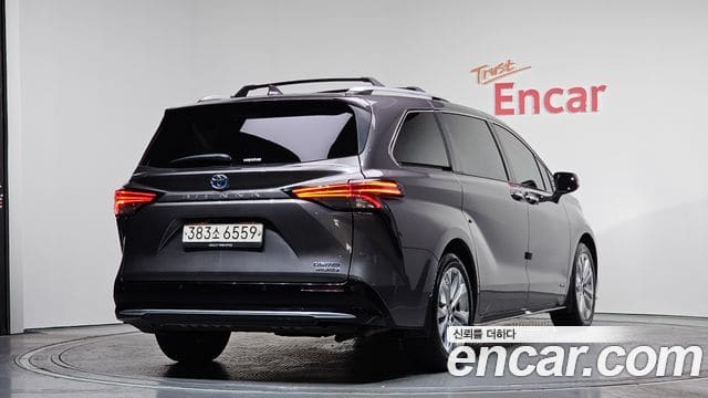 Toyota Sienna — фото 1