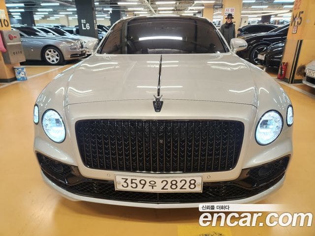 Bentley Flying Spur — фото 1
