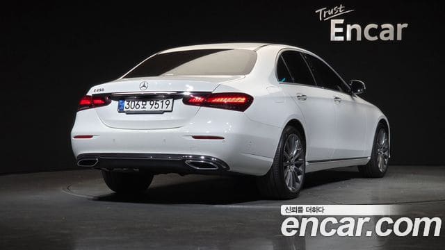 Mercedes-Benz E-Class — фото 1