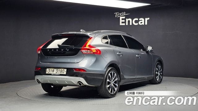 Volvo V40 Cross Country — фото 1