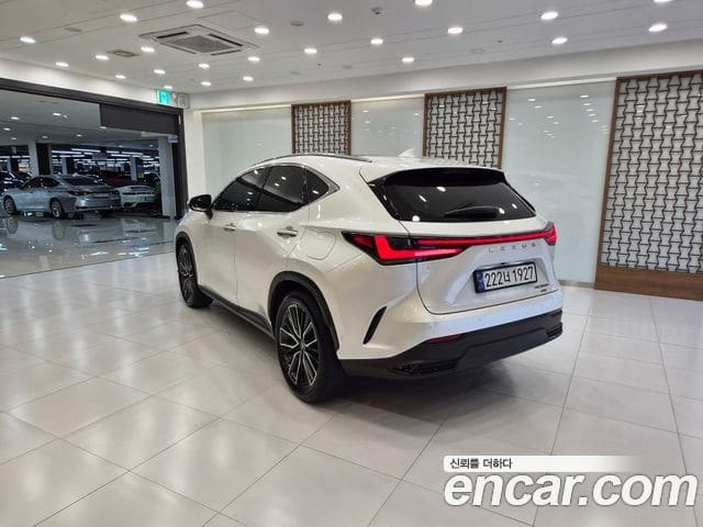 Lexus NX350h — фото 1